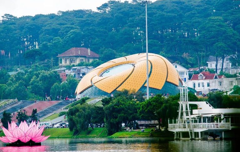 Hình ảnh biểu tượng hoa Dã quỳ tại Quảng trường Lâm Viên trung tâm thành phố Đà Lạt