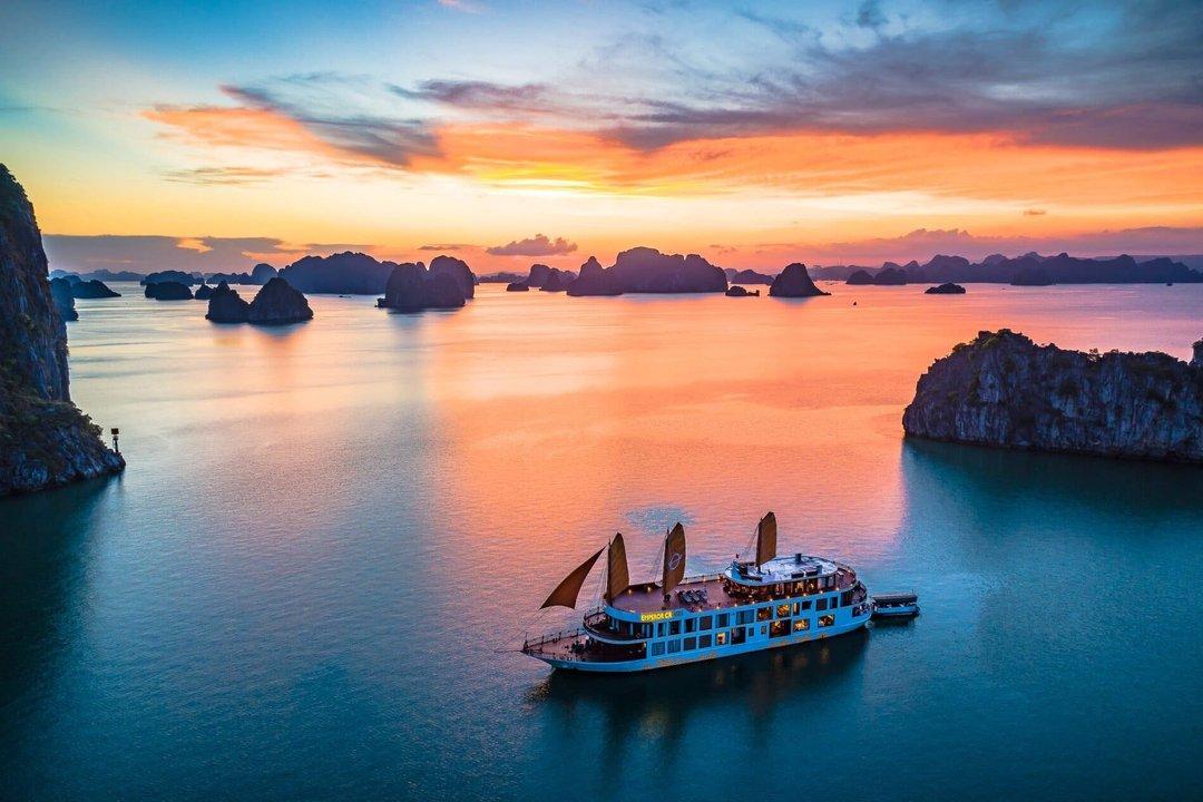 Hoàng hôn chậm buông như nếu kéo ánh sáng soi vẻ đẹp kỳ vĩ thiên nhiên ban tặng